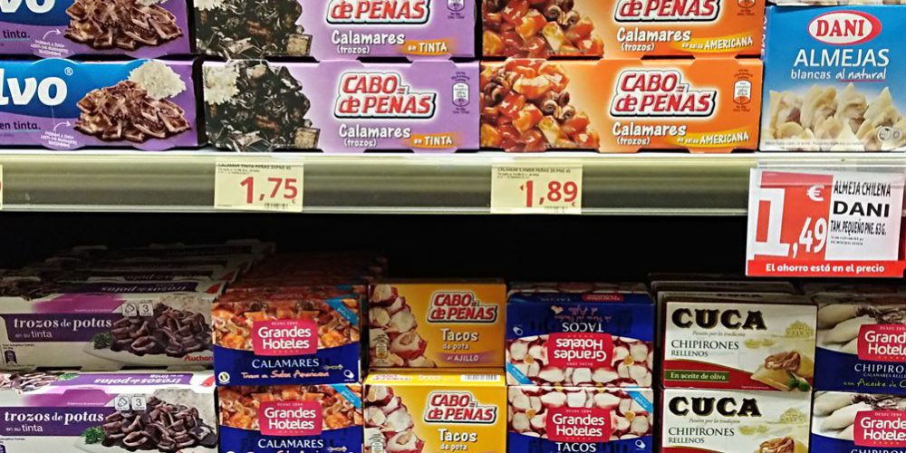 Estantería de conservas de pescado