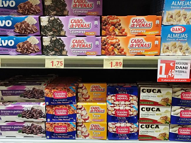Estantería de conservas de pescado