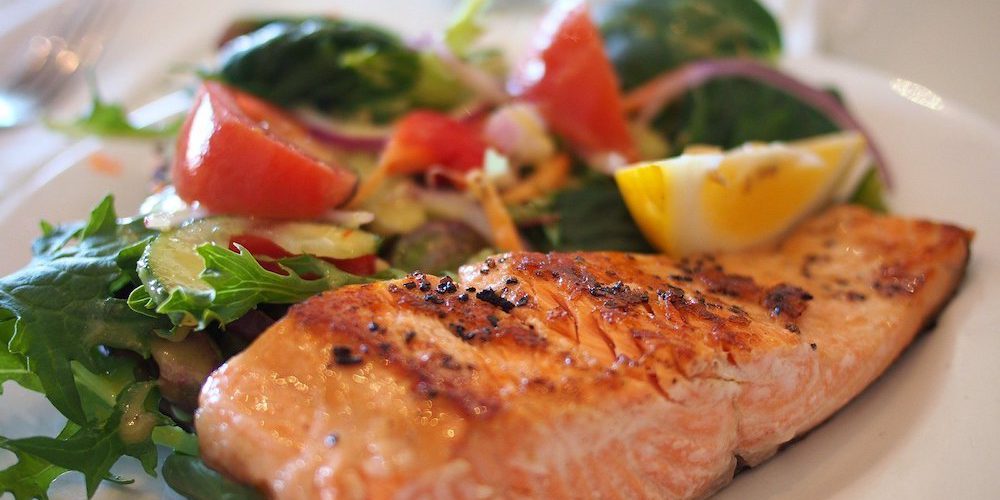 Plato de verduras con salmón