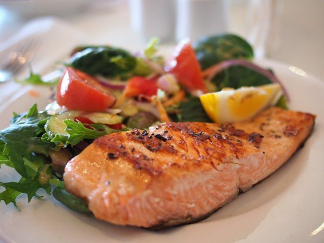 Plato de verduras con salmón