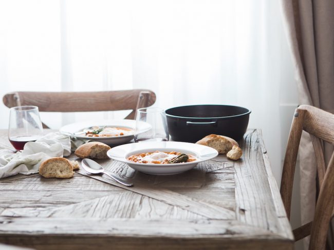 Mesa preparada para dos. Fotografía: Brooke Lark en Unsplash