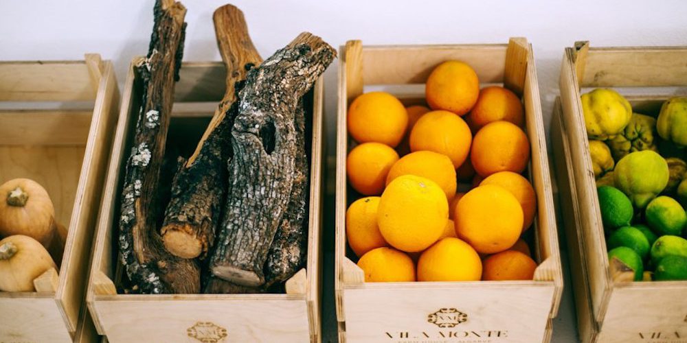 Cajas de hortalizas, frutas y leña