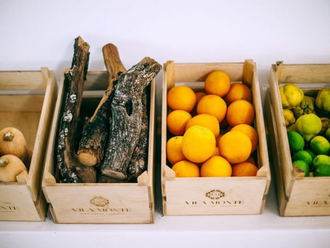 Cajas de hortalizas, frutas y leña