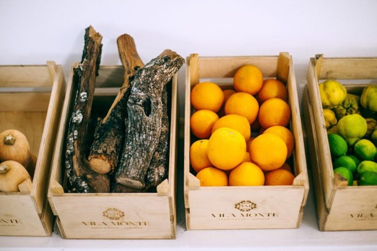 Cajas de hortalizas, frutas y leña