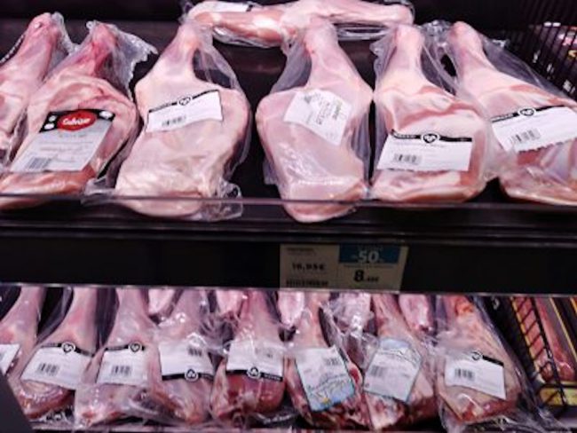 Piezas de carne envasadas en plástico