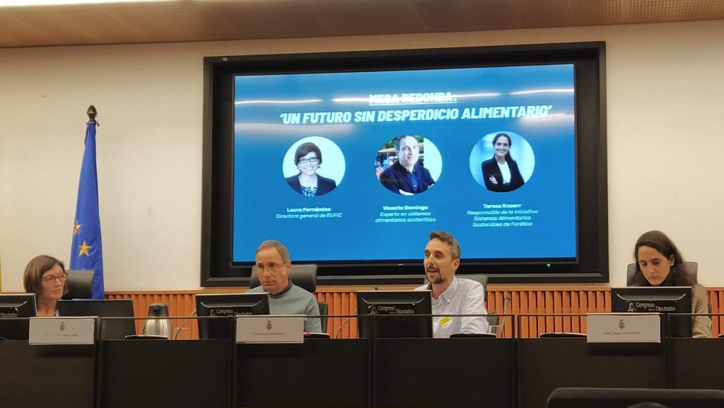 Mesa redonda formada por Laura Fernández, Vicente Domingo y Teresa Knoerr