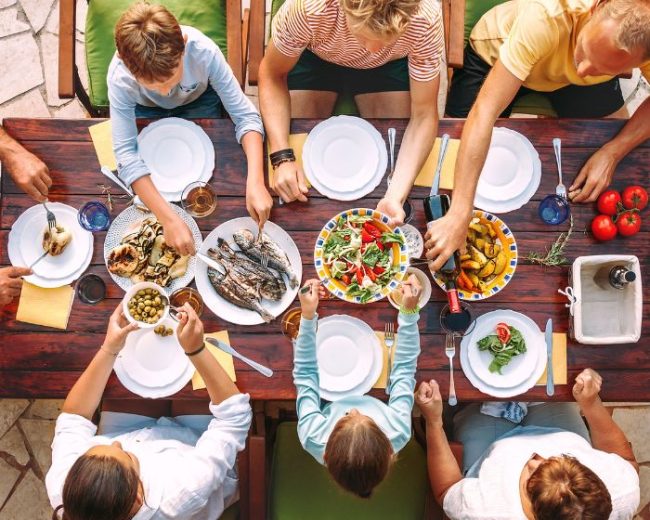 familia comiendo Conoce el jurado del IV Concurso Intergeneracional el Reto de la Cocina Sostenible del Aprovechamiento