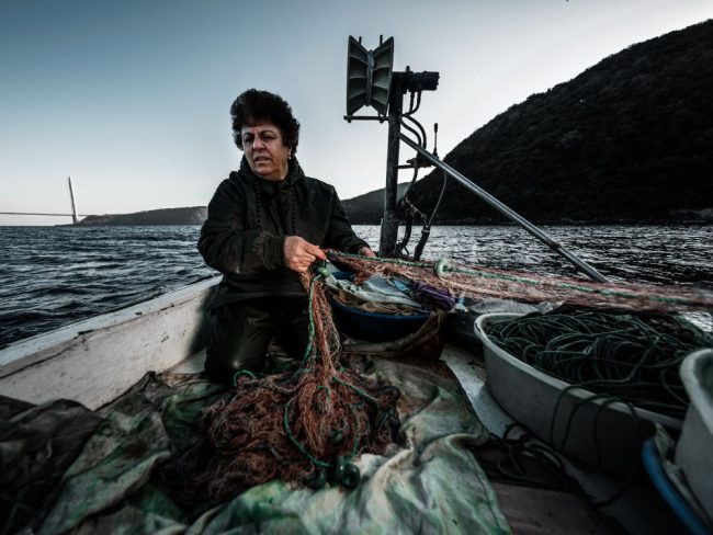 Mujer pescando